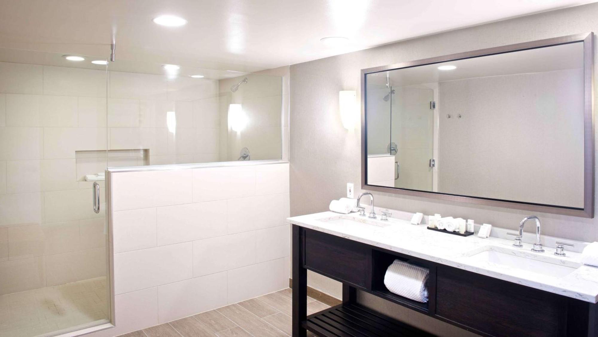 Embassy Suites By Hilton Detroit - Livonia/Novi Dış mekan fotoğraf