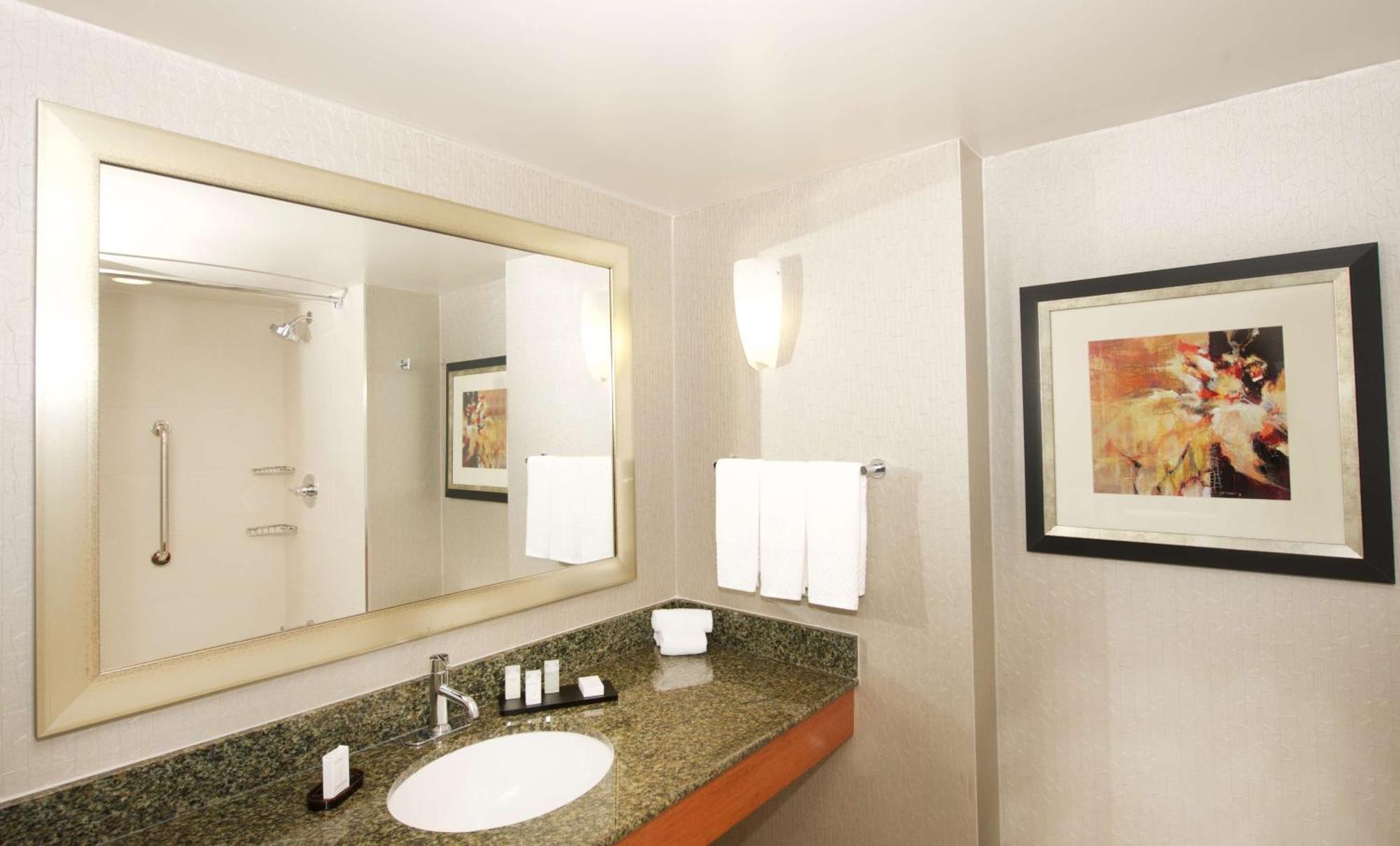 Embassy Suites By Hilton Detroit - Livonia/Novi Dış mekan fotoğraf