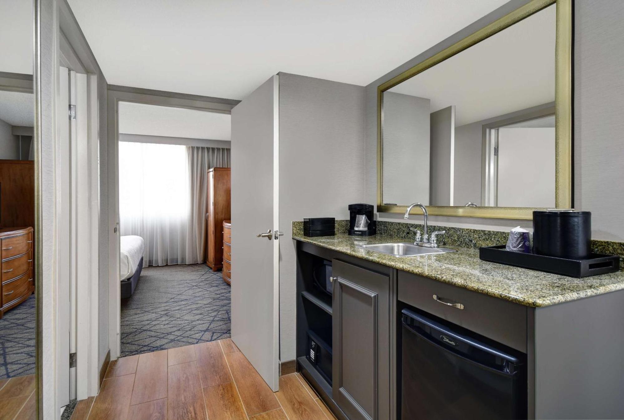 Embassy Suites By Hilton Detroit - Livonia/Novi Dış mekan fotoğraf