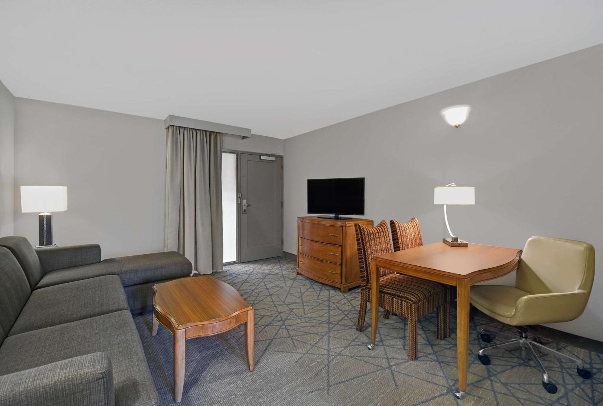 Embassy Suites By Hilton Detroit - Livonia/Novi Dış mekan fotoğraf