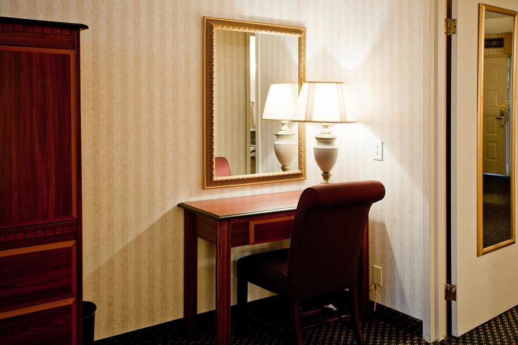 Embassy Suites By Hilton Detroit - Livonia/Novi Oda fotoğraf