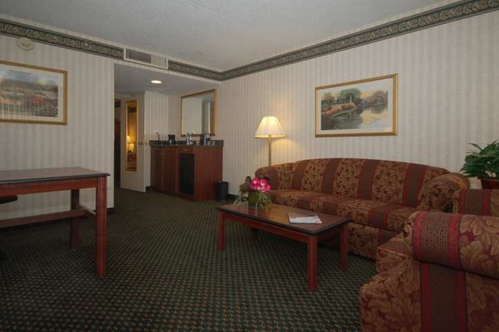 Embassy Suites By Hilton Detroit - Livonia/Novi Dış mekan fotoğraf